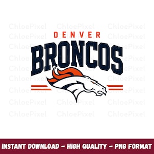 Puede incluir: Un logotipo gráfico que presenta el texto DENVER BRONCOS en letras azul marino en negrita sobre un icono estilizado de cabeza de caballo blanca con crin naranja. Dos líneas horizontales naranjas flanquean el icono sobre fondo blanco.