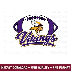 Pode incluir: Uma ilustração gráfica apresentando uma bola de futebol americano estilizada em roxo e branco, contendo um personagem viking com capacete amarelo e chifres. A palavra Vikings está escrita em uma fonte cursiva roxa com contorno amarelo.