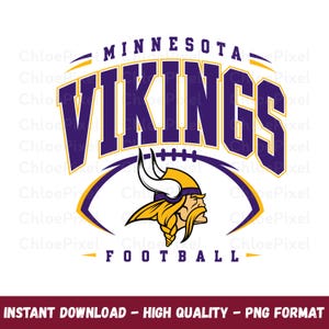 Könnte beinhalten: Ein grafisches Logo mit dem Text Minnesota Vikings Football in Lila und Gelb. Das Design enthält eine stilisierte Illustration eines Wikingerkopfes mit gehörntem Helm und geflochtenem Bart, zentriert in einer lila-gelben Football-Form.