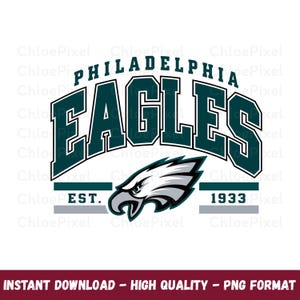 Puede incluir: Un diseño gráfico que presenta el texto PHILADELPHIA EAGLES en letras de bloque verde oscuro con contornos blancos. Debajo del texto hay una ilustración estilizada de una cabeza de águila en blanco, gris y verde oscuro, flanqueada por el texto EST. 1933.