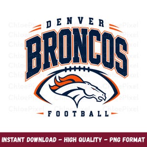 Puede incluir: Un logotipo gráfico que presenta el texto DENVER BRONCOS FOOTBALL en azul oscuro con contornos naranjas. El diseño incluye un icono de cabeza de caballo estilizado en naranja y blanco, colocado dentro de un contorno azul oscuro y naranja.