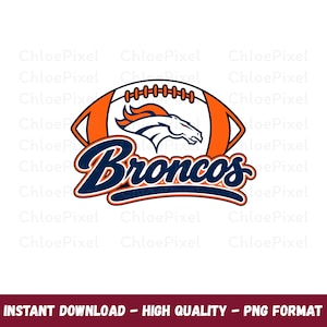 Puede incluir: Un logotipo gráfico que presenta el perfil de una cabeza de caballo estilizada en naranja y azul marino, centrado dentro de una forma de balón de fútbol americano blanca con detalles en naranja. La palabra Broncos está en azul marino.