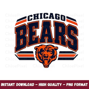 Może przedstawiać: Projekt graficzny przedstawiający napis CHICAGO BEARS pogrubionymi granatowymi literami z pomarańczowymi obrysami. Poniżej tekstu znajduje się szczegółowa ilustracja głowy ryczącego niedźwiedzia w kolorze granatowym i pomarańczowym z pasami.