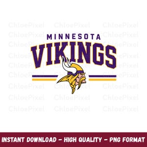 Könnte beinhalten: Ein grafisches Logo mit dem Text MINNESOTA VIKINGS in fetten violetten Buchstaben mit gelber Umrandung. Unter dem Text befindet sich eine stilisierte Illustration eines Wikingerkopfes mit gehörntem Helm in Violett, Gelb und Weiß, zentriert.