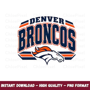 Puede incluir: Un diseño gráfico que muestra el texto Denver Broncos en letras azul marino en negrita con bordes naranjas. Debajo del texto hay un icono estilizado de una cabeza de caballo blanca con crin naranja, enmarcado por franjas horizontales.