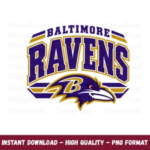 Puede incluir: Un logotipo gráfico que presenta el texto BALTIMORE RAVENS en letras moradas en negrita con contornos dorados. Debajo del texto hay un perfil de cabeza de cuervo morado estilizado con una B dorada en el lateral, sobre un fondo blanco con detalles dorados.