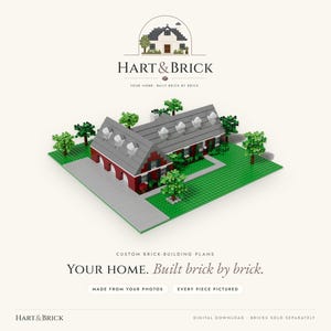 Puede incluir: Una casa modelo en miniatura construida con ladrillos de construcción de plástico rojos y grises, con un césped de placa base verde, pequeños árboles verdes y un camino de entrada gris. El logo dice HART & BRICK y el texto: YOUR HOME. Built brick by brick.