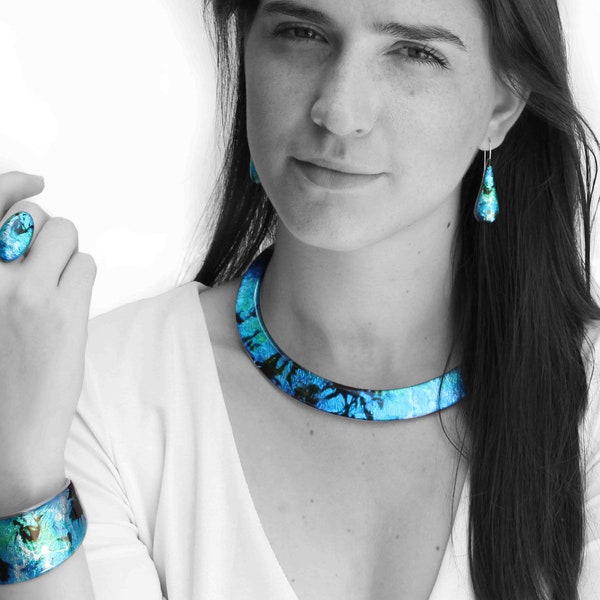 Meditation Blue choker en resine avec insertion de feuille d'argent, realise a la main artisanalement par l'artiste MO