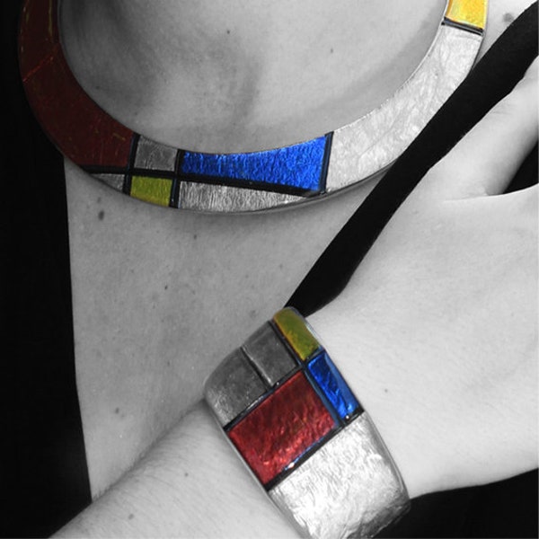 Bracelet/manchette medium Mondrian en resine avec insertion de feuille d'argent, realise a la main artisanalement par l'artiste MO
