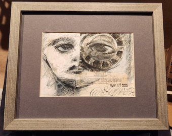 Collage de carboncillo de técnica mixta original, retrato surrealista de mujer y ojo de reloj, decoración de pared enmarcada de estilo Dark Academia.