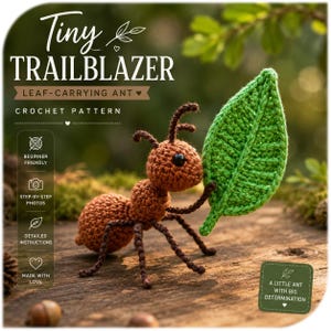 Può includere: Un giocattolo a forma di formica lavorato all'uncinetto marrone che tiene una grande foglia lavorata all'uncinetto verde. L'immagine include il testo: Tiny TRAILBLAZER LEAF-CARRYING ANT CROCHET PATTERN, BEGINNER FRIENDLY, STEP-BY-STEP PHOTOS, DETAILED INSTRUCTIONS, MADE WITH LOVE, A LITTLE ANT WITH BIG DETERMINATION.