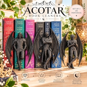 Op de afbeelding: Drie zwarte, gevleugelde mannelijke figuren als boekensteunen voor een rij A Court of Thorns and Roses boeken. De tekst ACOTAR BOOK LEANERS staat bovenaan, met SET OF 3 OR INDIVIDUAL in een cirkel aan de rechterkant.