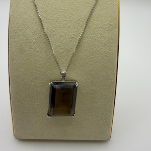Collier avec pendentif rectangulaire en quartz brun et chaîne en argent sterling 925.