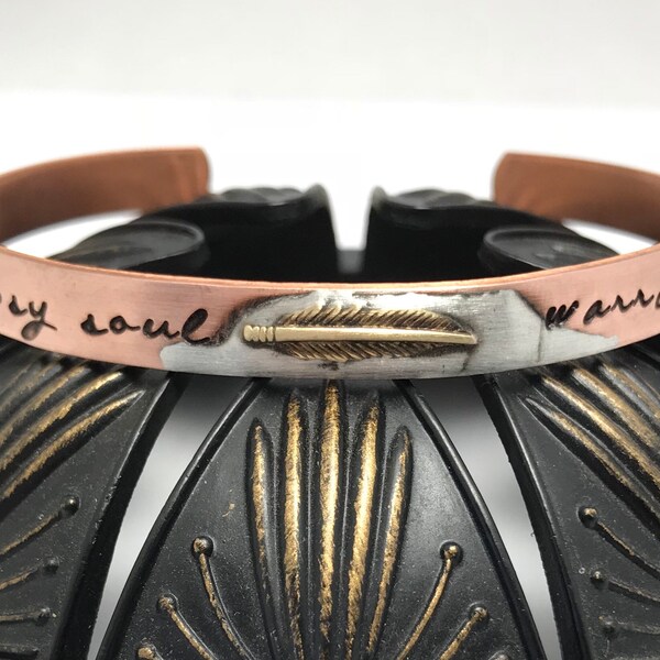 GYPSY alma WARRIOR espíritu, pluma, cobre o latón, pulsera de manguito de metal estampado a mano