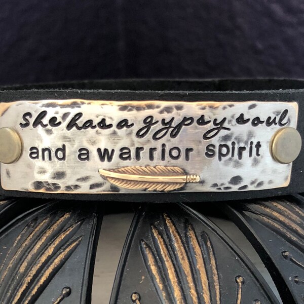 Ella tiene un alma GYPSY y un guerrero ESPIRIT, pluma, pulsera de cuero estampado a mano, joyería de metal mezclado, mantra, idea de regalo