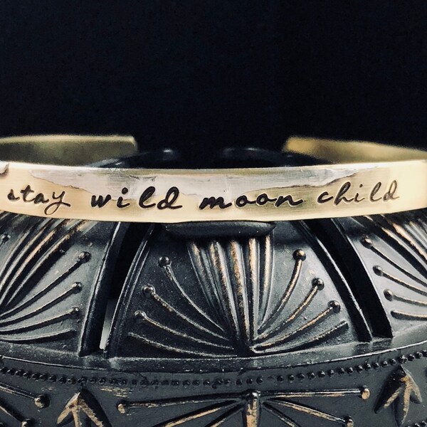 Manténgase WILD MOON CHILD cobre o latón estampado a mano brazalete de metal sellado a mano - afirmación - mantra - inspiradora - idea de regalo de joyería