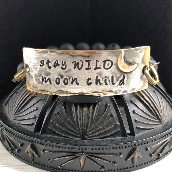 Manténgase WILD MOON CHILD estampado a mano de metal con cuentas estiramiento pulsera joyería idea de regalo de la afirmación - mantra - inspiradora - idea de regalo de joyería