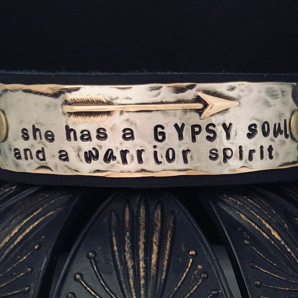 Ella tiene un alma GYPSY y un guerrero SPIRIT, flecha, brazalete de cuero estampado a mano, metal mixto, idea de regalo única en su tipo