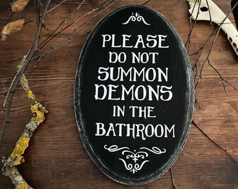 Holzschild Wanddeko gothic home Do not summon demons in the bathroom schwarz