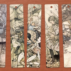 Op de afbeelding: Set van vijf bladwijzers met illustraties uit Alice in Wonderland. De bladwijzers zijn gedrukt op een crèmekleurige achtergrond en bevatten zwart-wit illustraties van Alice, de Hoedenmaker, de Cheshire Cat en het Witte Konijn.