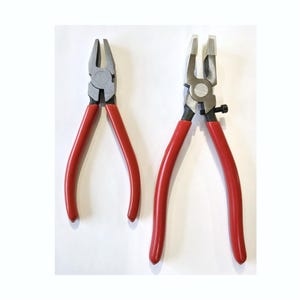 Puede incluir: Dos pares de alicates de metal con mangos de goma de color rojo brillante. El par de la izquierda presenta un dise&ntilde;o de mand&iacute;bula est&aacute;ndar, mientras que el de la derecha incluye una mand&iacute;bula especializada con puntas blancas y un tornillo negro.