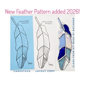 Puede incluir: Un kit de patr&oacute;n de pluma que incluye una plantilla de cartulina azul, una copia de dise&ntilde;o blanca y un adorno de pluma de vitral terminado en tonos azules y blanco iridiscente. El texto dice: New Feather Pattern added 2026!, RING/WIRE ON BACK, OPEN, CARDSTOCK, LAYOUT COPY, GLASS FROM KIT MADE BY BEGINNER.