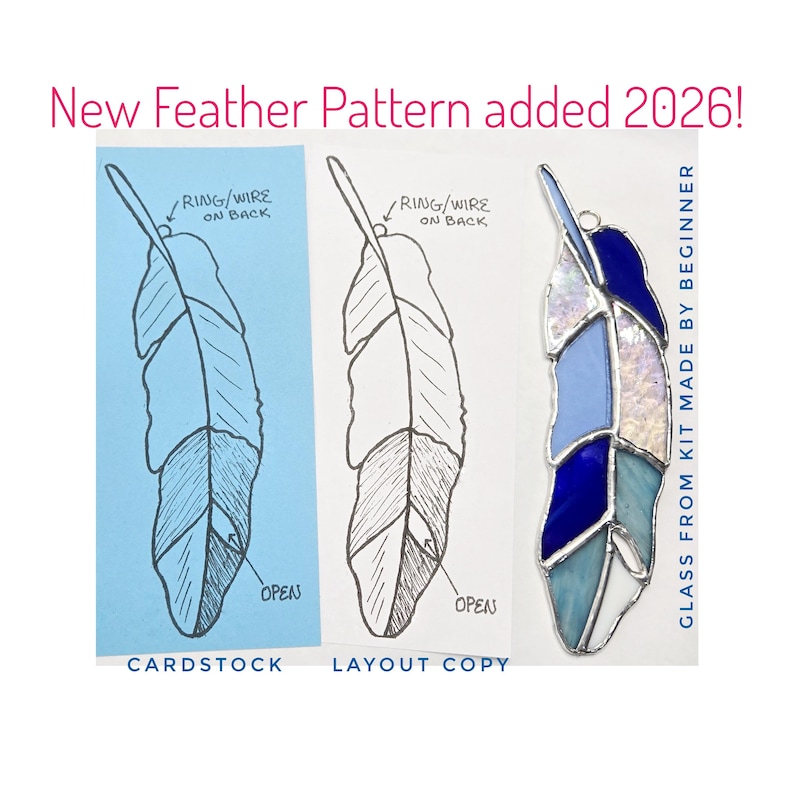 Puede incluir: Un kit de patr&oacute;n de pluma que incluye una plantilla de cartulina azul, una copia de dise&ntilde;o blanca y un adorno de pluma de vitral terminado en tonos azules y blanco iridiscente. El texto dice: New Feather Pattern added 2026!, RING/WIRE ON BACK, OPEN, CARDSTOCK, LAYOUT COPY, GLASS FROM KIT MADE BY BEGINNER.