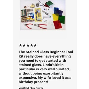 Puede incluir: Un kit de herramientas para principiantes en vitrales que contiene un libro titulado Stained Glass Basics, un soldador, dos alicates con mangos rojos, varias l&aacute;minas de vidrio de colores rojo, amarillo, azul y verde, alambre met&aacute;lico, soldadura y piezas.