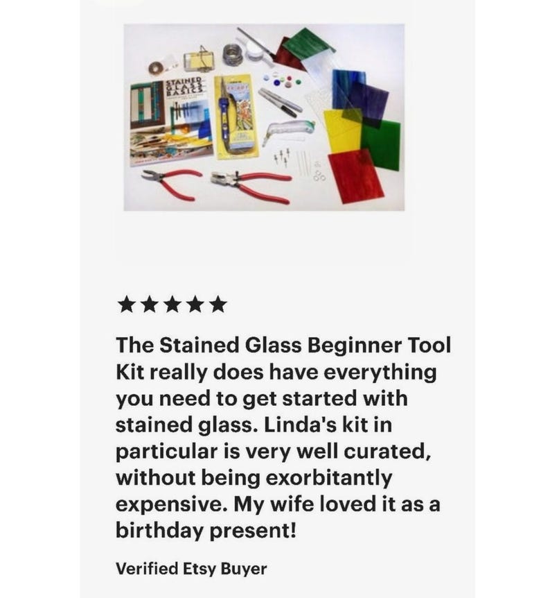 Puede incluir: Un kit de herramientas para principiantes en vitrales que contiene un libro titulado Stained Glass Basics, un soldador, dos alicates con mangos rojos, varias l&aacute;minas de vidrio de colores rojo, amarillo, azul y verde, alambre met&aacute;lico, soldadura y piezas.