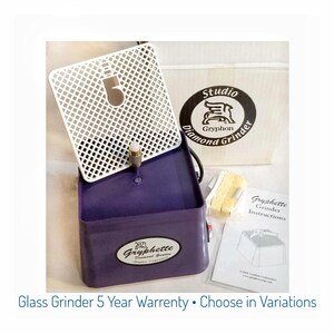 Puede incluir: Una amoladora de diamante Gryphette de color morado con una superficie de trabajo de rejilla blanca y un recorte con el n&uacute;mero 5. La unidad incluye una etiqueta ovalada de marca, una peque&ntilde;a esponja amarilla y un manual de instrucciones.