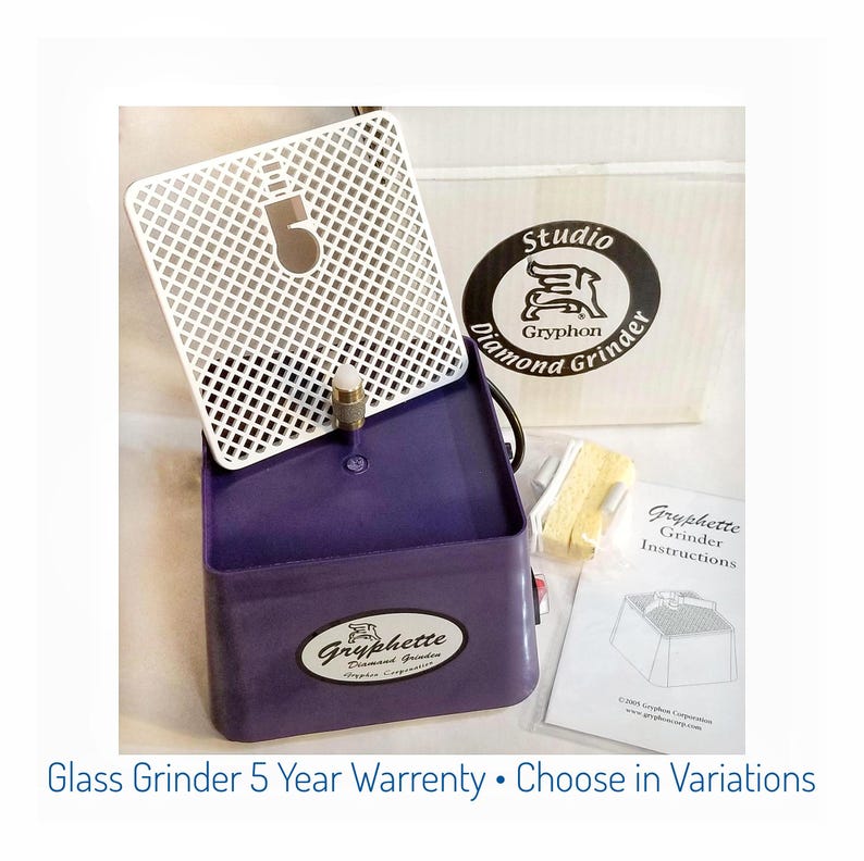 Puede incluir: Una amoladora de diamante Gryphette de color morado con una superficie de trabajo de rejilla blanca y un recorte con el n&uacute;mero 5. La unidad incluye una etiqueta ovalada de marca, una peque&ntilde;a esponja amarilla y un manual de instrucciones.