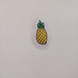 Handgjord ananas-klistermärke: Färgglad, anpassningsbar design