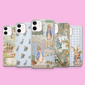 Könnte beinhalten: Fünf Smartphone-Hüllen mit Peter-Hase-Illustrationen. Die Designs zeigen eine Gartenszene, ein hellblaues Muster mit kleinen Hasen, eine Collage mit Text und Karomuster, ein florales Vintage-Arrangement und einen Hasen mit Karotte auf blauem Vichy-Muster.