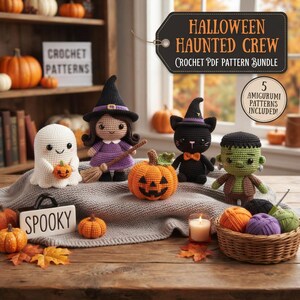 Op de afbeelding: Een set van vijf gehaakte Halloween-figuren, waaronder een wit spookje, een heks met een bezem, een pompoen, een zwarte kat en een groen monster. De tekst luidt HALLOWEEN HAUNTED CREW CROCHET PDF PATTERN BUNDLE en 5 AMIGURUMI PATTERNS INCLUDED.