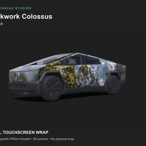 以下が含まれることがあります： Clockwork Colossusデザインのサイバートラック用デジタルタッチスクリーンラップ。このラップは、森林風景の中に立つ巨大な機械仕掛けのフィギュアの精細なグラフィックを表示しており、角張った車両の外装に適用されています。