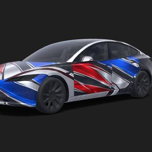 Może przedstawiać: Sedan z dynamicznym oklejeniem w geometryczny wzór w kolorach czerwonym, białym, niebieskim i czarnym. Pojazd ma smukły, aerodynamiczny profil, ciemne koła i gładkie wykończenie, które pokrywa całe nadwozie od przodu aż po sam tył samochodu.