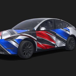 Könnte beinhalten: Eine Limousine mit einem dynamischen Folien-Design mit markanten, kantigen Mustern in Rot, Blau, Weiß und Schwarz. Das Fahrzeug verfügt über dunkel lackierte Räder und ein schlankes, aerodynamisches Profil mit einer mehrfarbigen Grafik auf der gesamten Karosserie.