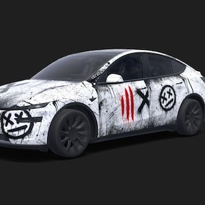 Könnte beinhalten: Eine weiße Limousine mit einem verwaschenen schwarzen Farbspritzermuster auf der Karosserie. Das Äußere zeigt schwarze kreisförmige Smiley-Symbole mit X-förmigen Augen, ein schwarzes X-Symbol und drei vertikale rote Kratzspuren an der Seite.