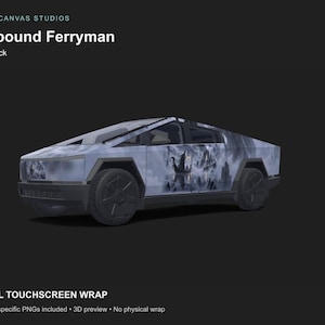 以下が含まれることがあります： Cyber Canvas Studios、Fogbound Ferryman、Digital Touchscreen Wrapのテキストが記載されたサイバートラック用デジタル車両ラップ。暗く霧のかかった水上のボートのシーンが、グレーのトラックの外装に施されています。