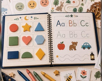 Könnte beinhalten: Ein spiralgebundenes Vorschul-Beschäftigungsbuch mit dem Titel Telliwisp, das 48 Seiten mit Lernaktivitäten enthält. Die offenen Seiten zeigen bunte geometrische Formen, Übungen zum Nachschreiben der Buchstaben Aa, Bb, Cc sowie Bilder von Apfel, Bär und Auto.