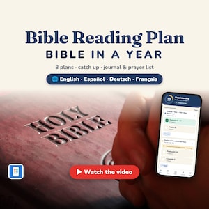Puede incluir: Un plan de lectura bíblica digital titulado Bible Reading Plan Bible in a Year con 8 planes, diario y lista de oración. La interfaz muestra las opciones English, Español, Deutsch y Français. Un smartphone muestra un horario diario.
