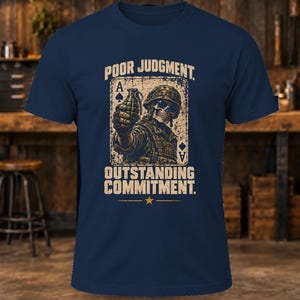 Puede incluir: Una camiseta azul marino con un gr&aacute;fico de un soldado esqueleto con casco sosteniendo una granada, sobre un fondo de carta de as de picas. El texto dice POOR JUDGMENT y OUTSTANDING COMMITMENT con una estrella debajo.