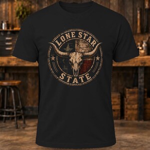 Peut inclure: Un t-shirt noir &agrave; manches courtes avec un motif circulaire sur la poitrine. Le design pr&eacute;sente un cr&acirc;ne de longhorn sur un motif de drapeau du Texas, entour&eacute; du texte LONE STAR STATE et de deux petites &eacute;toiles au style us&eacute;.