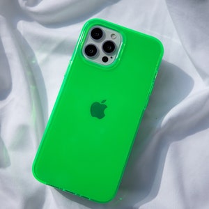 Op de afbeelding: Een felgroene telefoonhoes voor een iPhone 13 Pro Max. De hoes is transparant en heeft een lichte glans. De cameralenzen zijn zichtbaar door de hoes.