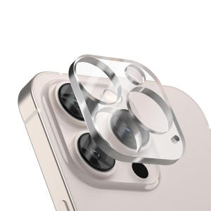 Puede incluir: Un protector de lente de c&aacute;mara transparente para un tel&eacute;fono inteligente. El protector est&aacute; hecho de vidrio templado y tiene un marco plateado. Est&aacute; dise&ntilde;ado para proteger la lente de la c&aacute;mara de ara&ntilde;azos y da&ntilde;os.