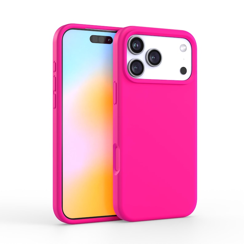 Op de afbeelding: Twee felroze telefoonhoesjes, waarvan &eacute;&eacute;n met een telefoon erin. De telefoonhoes aan de rechterkant heeft een uitsparing voor de camera. Het telefoonscherm toont een verloop van geel en oranje. De hoesjes zijn gemaakt van een glad materiaal.
