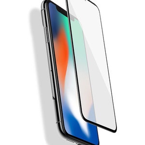 Puede incluir: Un protector de pantalla transparente se coloca encima de un iPhone negro con un fondo abstracto de colores. El protector de pantalla est&aacute; ligeramente elevado del tel&eacute;fono.