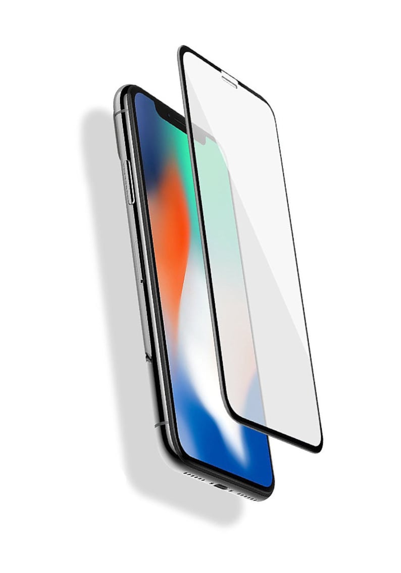 Puede incluir: Un protector de pantalla transparente se coloca encima de un iPhone negro con un fondo abstracto de colores. El protector de pantalla est&aacute; ligeramente elevado del tel&eacute;fono.