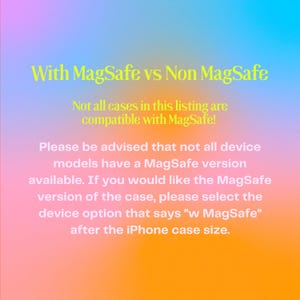 Op de afbeelding: Afbeelding met een gradi&euml;ntachtergrond van roze, oranje en blauw. Gele tekst luidt "With MagSafe vs Non MagSafe". Verdere tekst adviseert dat niet alle hoesjes MagSafe-compatibel zijn en geeft instructies voor het selecteren van de juiste hoesoptie.
