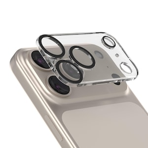Könnte beinhalten: Ein klarer Kameraschutz wird auf ein goldfarbenes Smartphone angebracht. Der Schutz hat eine rechteckige Form mit kreisförmigen Aussparungen für die Linsen, die jeweils schwarz umrandet sind.